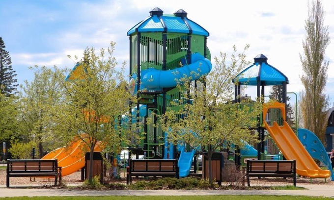 Sylvan Lake House | The Carriage House in Sylvan Lake~Private Patio~Sleeps 4 Adults/2 Children