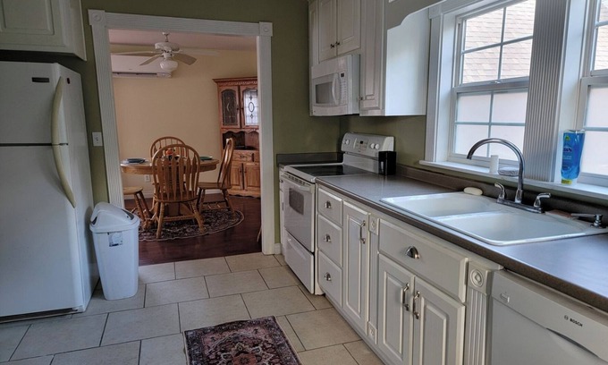 Fort Payne House | The Carriage House: Charming 1-bedroom guest house in Fort Payne