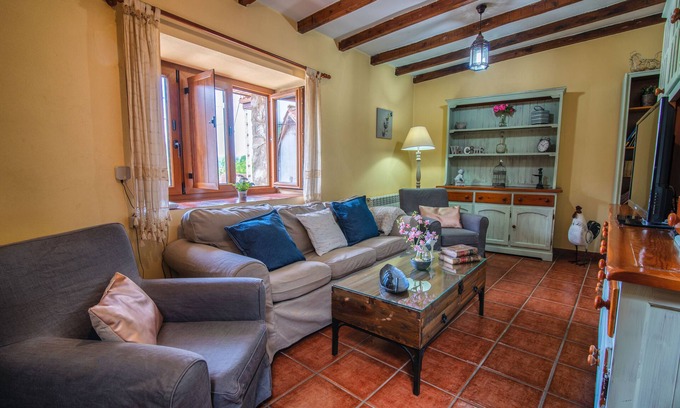 Fresnedo Cottage | The Carrozal - Fantastic house with fireplace, barbecue and private porch