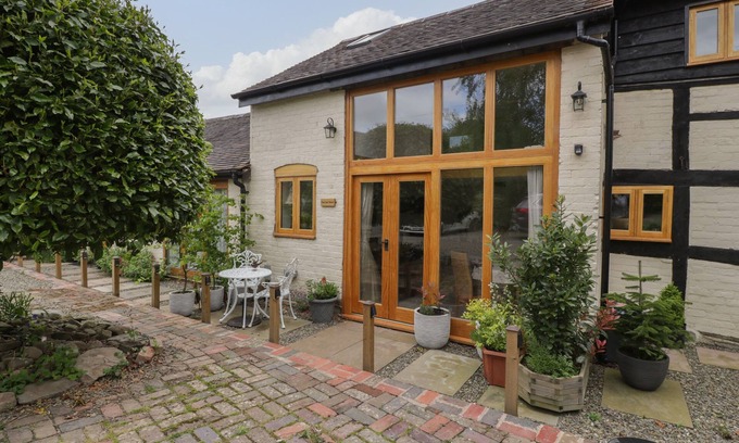 Yarpole Cottage | THE CART BARN, romantic, with a garden in Yarpole