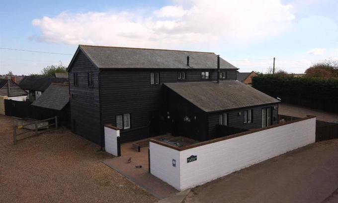 Brightlingsea House | The Cart Lodge at Lee Wick Farm Cottages & Glamping