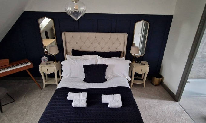 Witney Bed & Breakfast | The Case in Point. Heart of Witney & The Cotsworlds. Pet friendly.