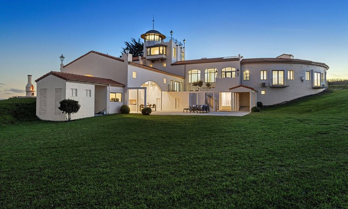 Sefton House | THE CASTLE - SEFTON HOLIDAY HOME, with a garden in North Canterbury