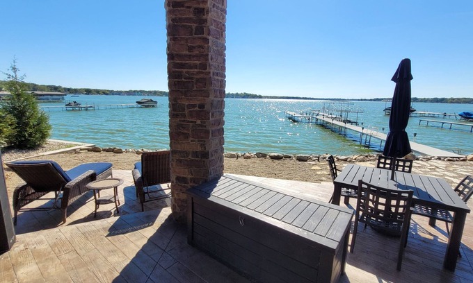 Cedar Lake House | "The Cedar Lake Escape" is a lakeside retreat offering 5 bedrooms and 3 baths.n