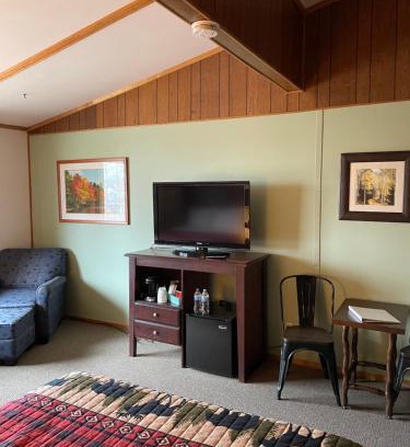 Townsend Hotel | The Cedar Lodge