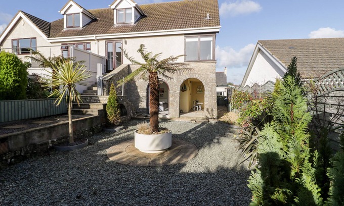 Benllech Cottage | THE CHALET, romantic, country holiday cottage in Benllech