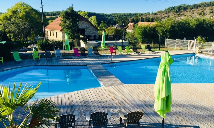 Saint-Chamarand Ski Chalet | the chalets are on a hill N1