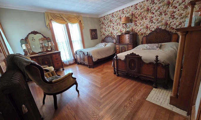 Manistee Bed & Breakfast | The Chandelier Bed & Breakfast "Deco Room"nSleeps four people!