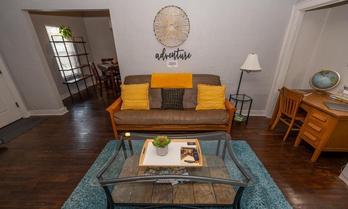 Chickasha House | The Charmer, Fiber Internet, ROKU TVs, Washer & Dryer, Near DT Chickasha and Leg Lamp!