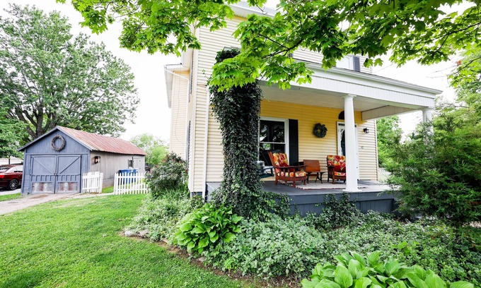 Dry Ridge House | The Charming Vintage Retreat: Century-Plus Cozy Home