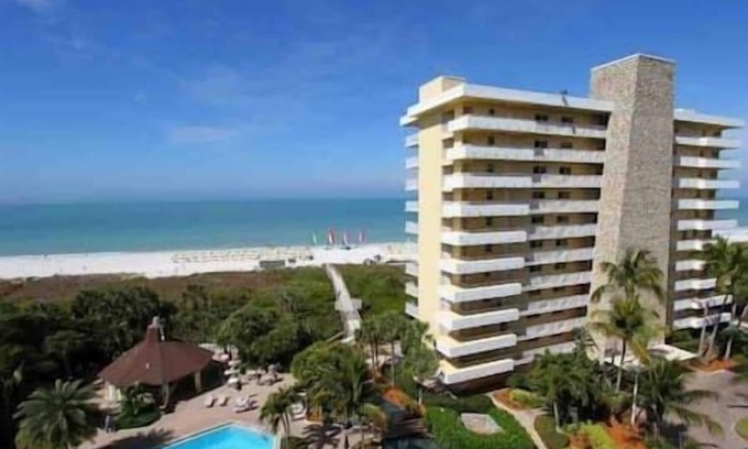 Marco Island Hotel | The Charter Club, Beach, Hot Tub, Pool, Beach