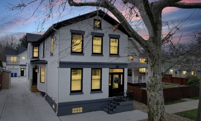 Ohio City House | The Chatham Manor | Chef's Kitchen | Hot Tub | 4BR 2.5 Baths | 10 Guests