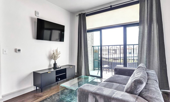 Texas Medical Center Apartment | The Chelsey: Haven w Gym&Pool