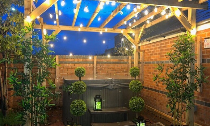 Blacon Apartment | The Cheshire Gathering - Hot Tub 8 Bedroom