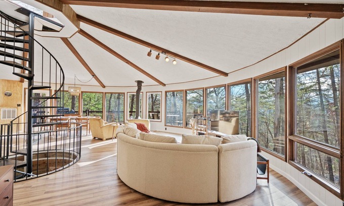 Basye Cabin | The Chestnut, 10 guests, near Lake Laura