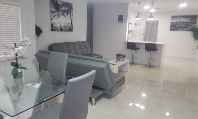 Poinsettia Heights Apartment | ♚The CHIC Apt♚2BR|Near Beach|Port|Airport|Las Olas