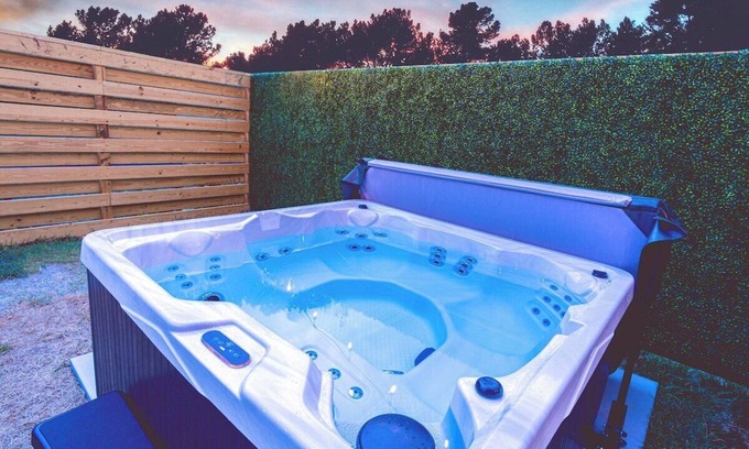 Highland Park House | The Chic Escape | Mini Golf | Luxe Hot Tub | Games