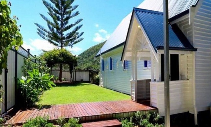 Somerset Dam House | The Church Somerset Dam Sleeps 10
