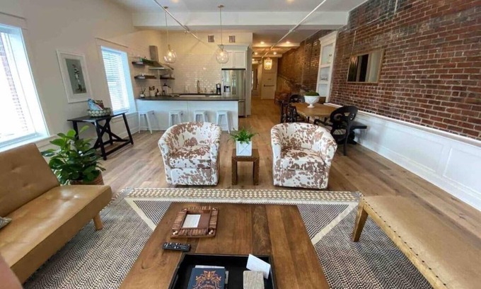 West Main Historic District Apartment | The Churchill@The 713! Large stylish suite on the Bourbon Trail, sleeps 12!