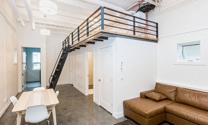 Bridgeland Apartment | The City Loft Retreat | BBQ, Sleeps 6 |
