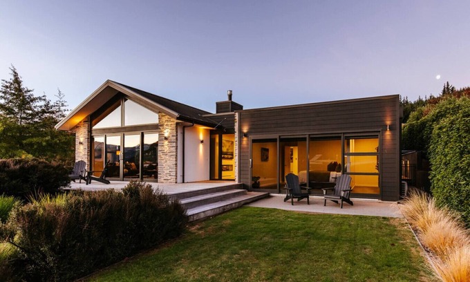 Wanaka House | The Clearview House | Lake View | Sleeps 9