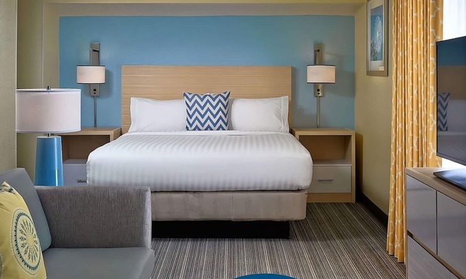Middleburg Heights Hotel | The Cleveland Gray's Armory Museum Tour! Pet-friendly Rental W/FREE Parking!