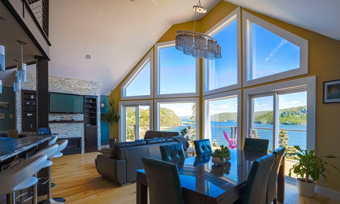 Placentia Ski Chalet | The Cliff House-Luxury Chalet with Hottub