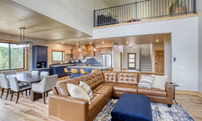 Lead House | The Cliffhanger - Gorgeous views! Indoor Outdoor Fireplace and Hot tub!