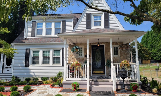Charles Town House | The Cline House-Charming "Vintage Suite"-Suite A In Heart of Charles Town, WV!