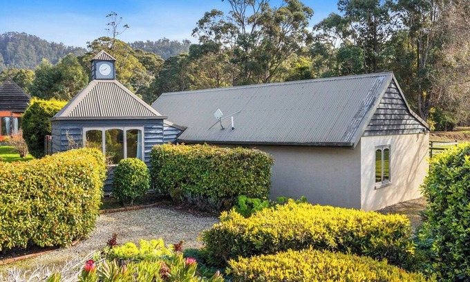 Kettering House | The Clocktower Serene Stay at Herons Rise Vineyard