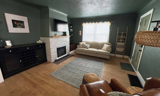 Rolla Cottage | The Clover Cottage - Rolla's St.Pat's Themed house near S&T, Acorn Trail & more!