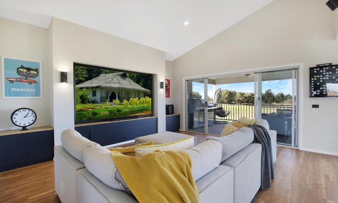 Yarrawonga House | The Clubhouse on Black Bull