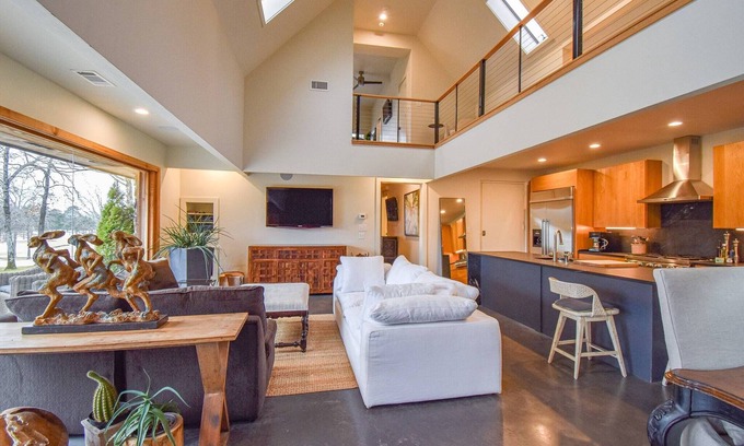 Searcy House | The Clubhouse - On Golf Course - Serene Retreat