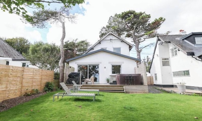 Amlwch House | The Coach House at The Pines, Bull Bay.