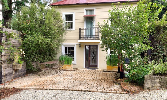 Mount Victoria House | The Coach House | 2 bedroom historical regional escape
