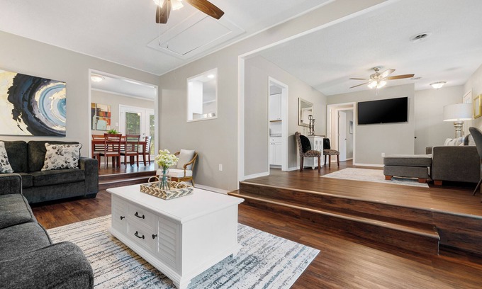Barling House | The Coach House-Cozy 3BR in Town