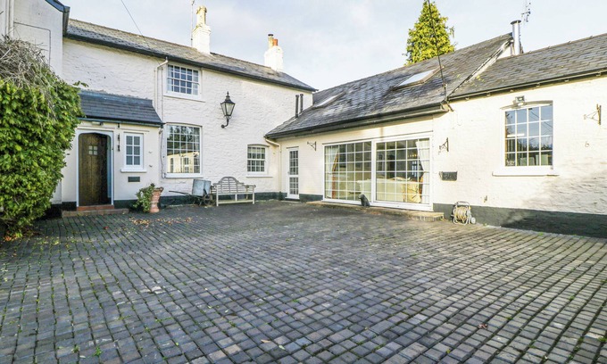 Llanwenarth Cottage | THE COACH HOUSE, family friendly, with a garden in Abergavenny