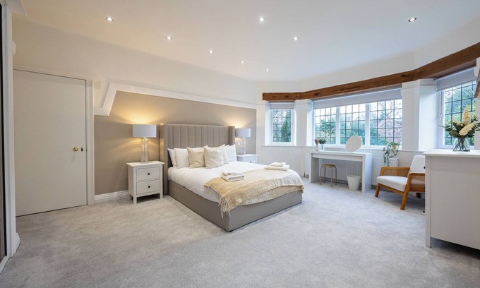 Trafford House | The Coach House- Grade II Listed, sleeps 14