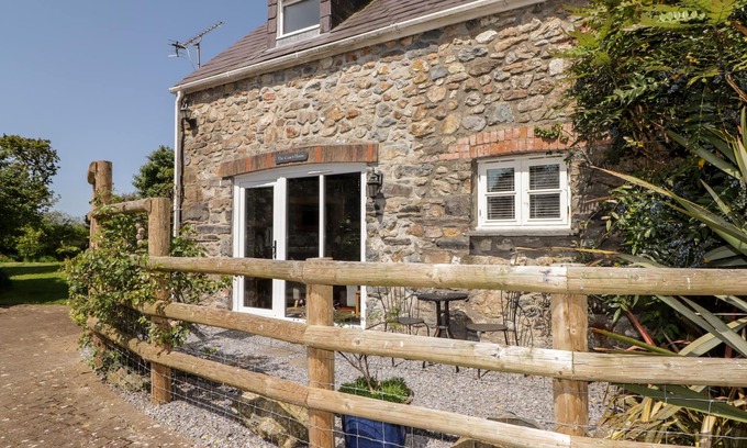 Haverfordwest Cottage | THE COACH HOUSE, pet friendly, with open fire in Wolfscastle