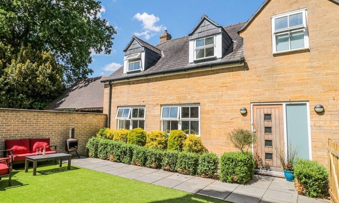 Castle Cary Cottage | THE COACH HOUSE, pet friendly, with a garden in Castle Cary