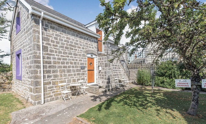 St. Florence Cottage | THE COACH HOUSE, pet friendly, with pool in St Florence