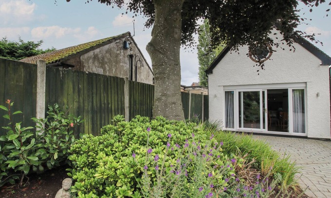 Newcastle-Under-Lyme House | THE COACH HOUSE, pet friendly, with a garden in Baldwin's Gate