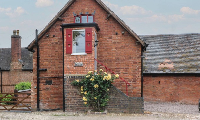 Rosliston Cottage | THE COACH HOUSE, romantic, character holiday cottage in Rosliston