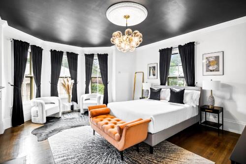 Salem Hotel | The Coach House