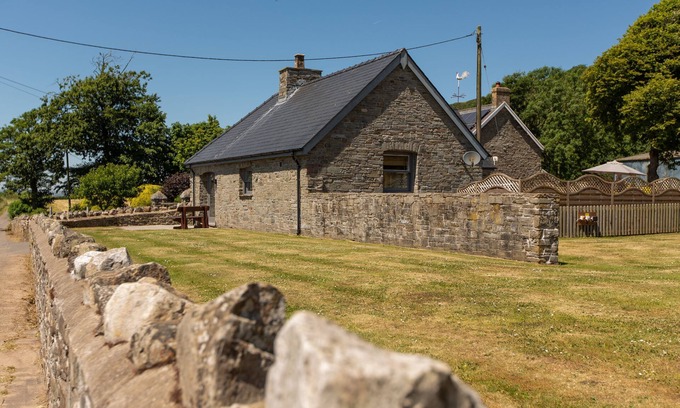 Kidwelly Apartment | The Coal House (sleeps 4-6)