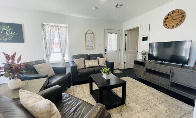 Checotah House | The Coffee House: 1 bedroom unit with free WiFi