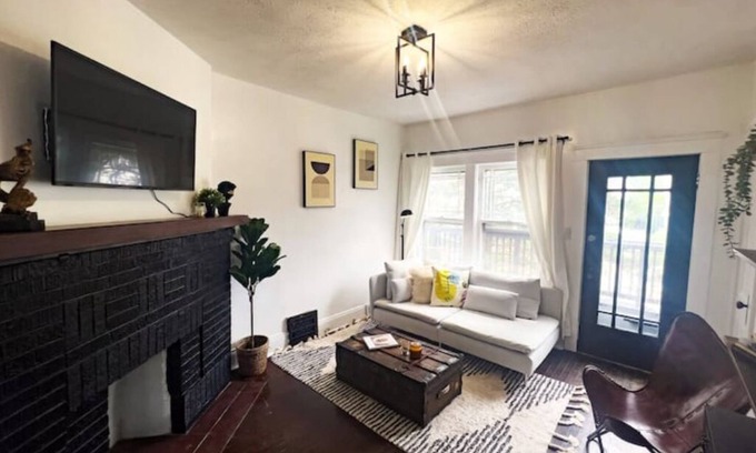 Lakewood House | The Coffeehouse - Lakewood 2 Bdm Stay