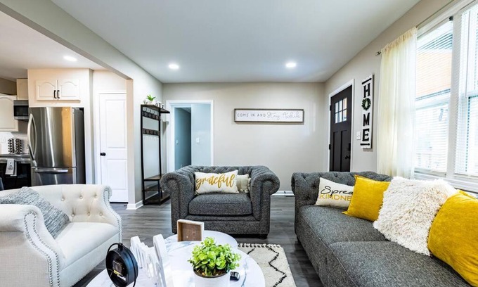 Columbia House | The Cola White House (Sleeps 16, Large Backyard, 7 minutes to Downtown)