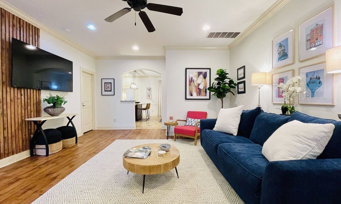 Oxford House | The Collegiate, 2BR Cozy Stay by VelvetDitchVillas
