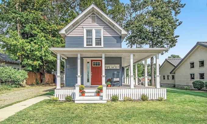 Coloma House | The Coloma Cottage - Historic Charm, Modern Amenities Beach Breweries Wineries